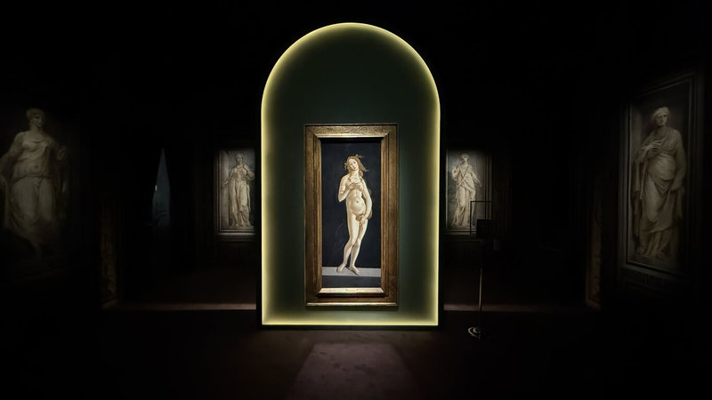 為展現跨時空女性之美，羅馬慕夏展特別借來重量級作品，15世紀文藝復興大師波蒂傑里（Sandro Botticelli）的維納斯。（主辦單位Arthemisia提供）中央社記者黃雅詩羅馬傳真　114年11月3日