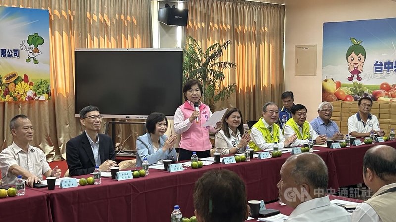 立法院經濟委員會3日在國民黨立委楊瓊瓔（立者）安排下，3日到台中果菜批發市場視察，了解市場冷鏈配銷改善計畫案及豐原果菜市場冷鏈設施建置工程案等進度。中央社記者吳哲豪台中攝　114年11月3日