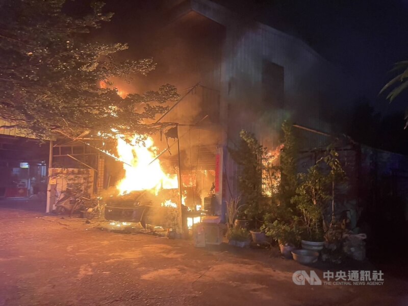 台中市烏日區1處住宅3日凌晨火警疑人為縱火，警方已循線帶回涉案人調查釐清。（翻攝照片）中央社記者蘇木春傳真　114年11月3日