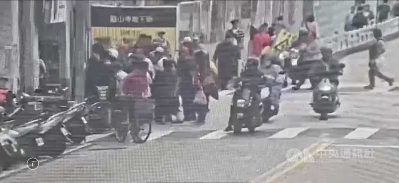 台北市萬華區龍山寺外疑有人設攤買賣個資，萬華警分局3日表示，獲報後派員到場查看並未發現金錢買賣個資情形，已通知設攤5男到案說明，將釐清蒐集個資目的和是否違反個資法等相關規範。（翻攝照片）中央社記者黃麗芸傳真　114年11月3日