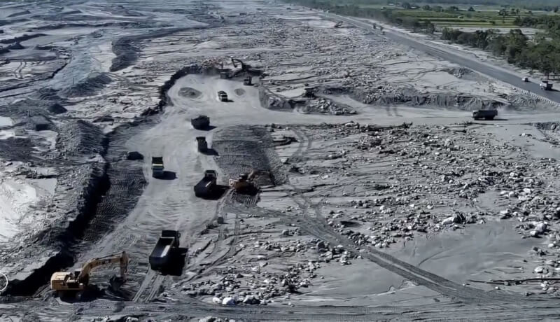 圖為水利署10月25日在馬太鞍溪及花蓮溪分頭進行疏濬工程。（水利署第九河川分署提供）