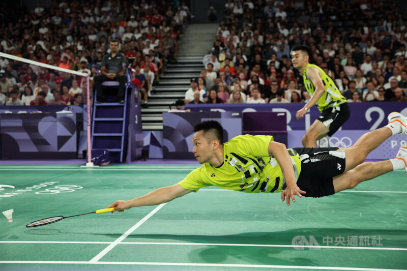 東京奧運「麟洋配」李洋、王齊麟頂著奪冠大熱門的光環，順利奪下隊史首面羽球男雙金牌；2024年兩人光環不再，卻在巴黎奧運逆風高飛強勢拉出7連勝、成功摘金衛冕，也寫下台灣新紀錄。中央社記者吳家昇巴黎攝 113年7月29日