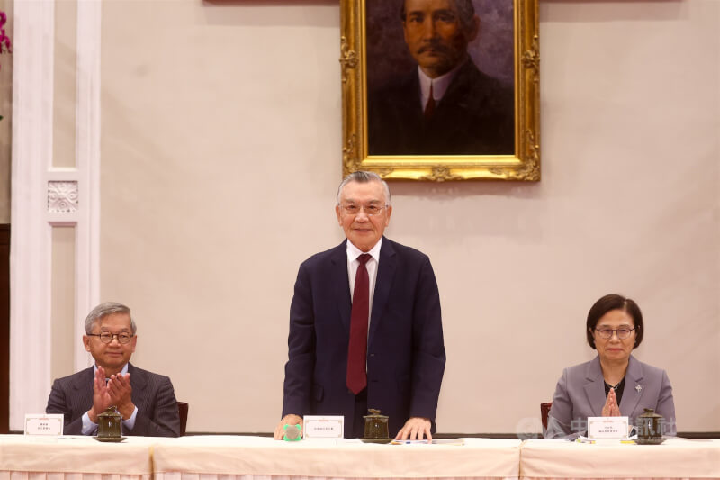 台灣APEC領袖代表林信義（中）3日在總統府舉行記者會，說明代表團盡力完成總統交付的各項任務，並藉由多邊與雙邊交流深化與各經濟體的互動，進一步提升台灣在APEC的能見度及參與。左為國科會主委吳誠文、右為行政院政委楊珍妮。中央社記者王騰毅攝  114年11月3日