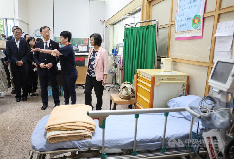 假日急症中心六都據點正式上路，衛福部長石崇良（前右3）2日下午訪視新北土城恩樺醫院，查看緊急處置區等區域。中央社記者趙世勳攝　114年11月2日