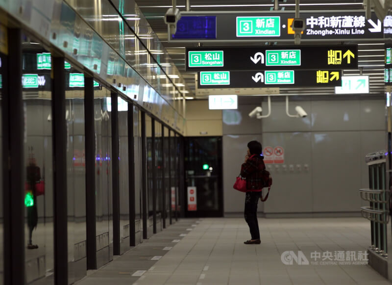 台北捷運松山新店線月台，非當事車站。（中央社檔案照片）