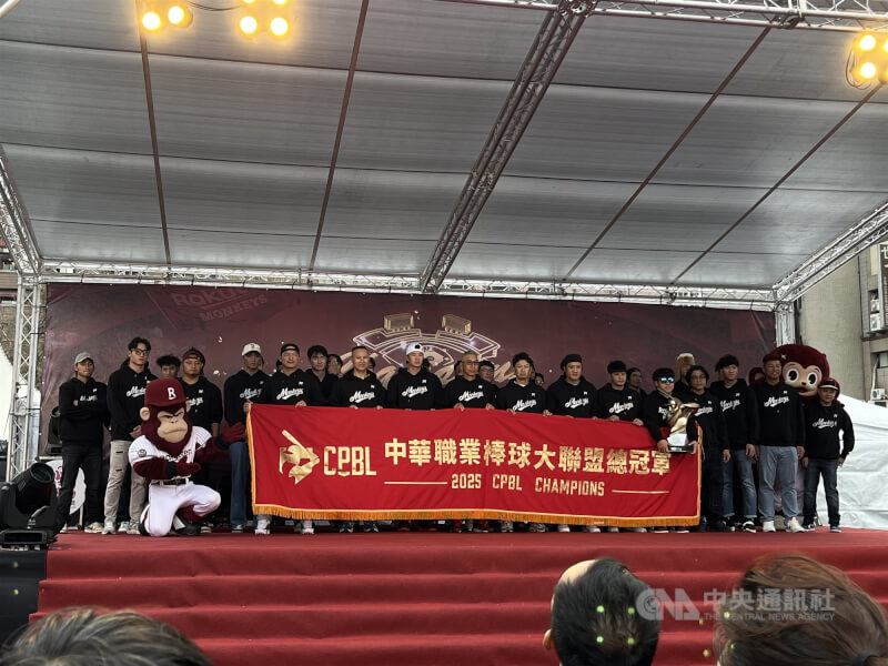 圖為2日樂天桃猿封王遊行球團合影。（中央社檔案照片）