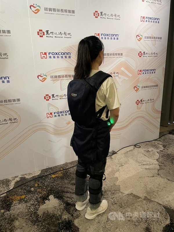 鴻海3日宣布與馬偕紀念醫院、祥寶長照集團合作，導入生態夥伴提供的「外骨骼肌力輔助裝置」，協助照服員高負荷工作。中央社記者鍾榮峰攝　114年11月3日