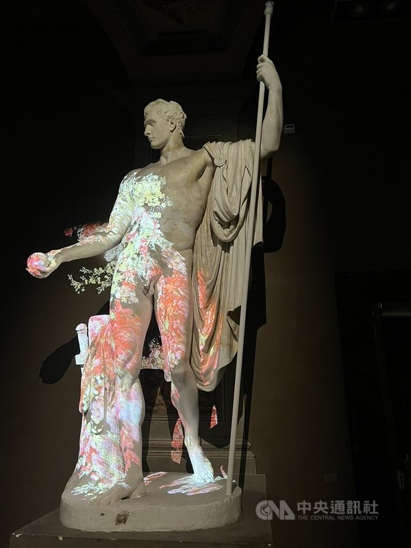 羅馬的慕夏展覽特別在雕像打上慕夏知名的花卉圖樣，呈現古羅馬藝術與慕夏的新藝術對話。中央社記者黃雅詩羅馬攝　114年11月3日