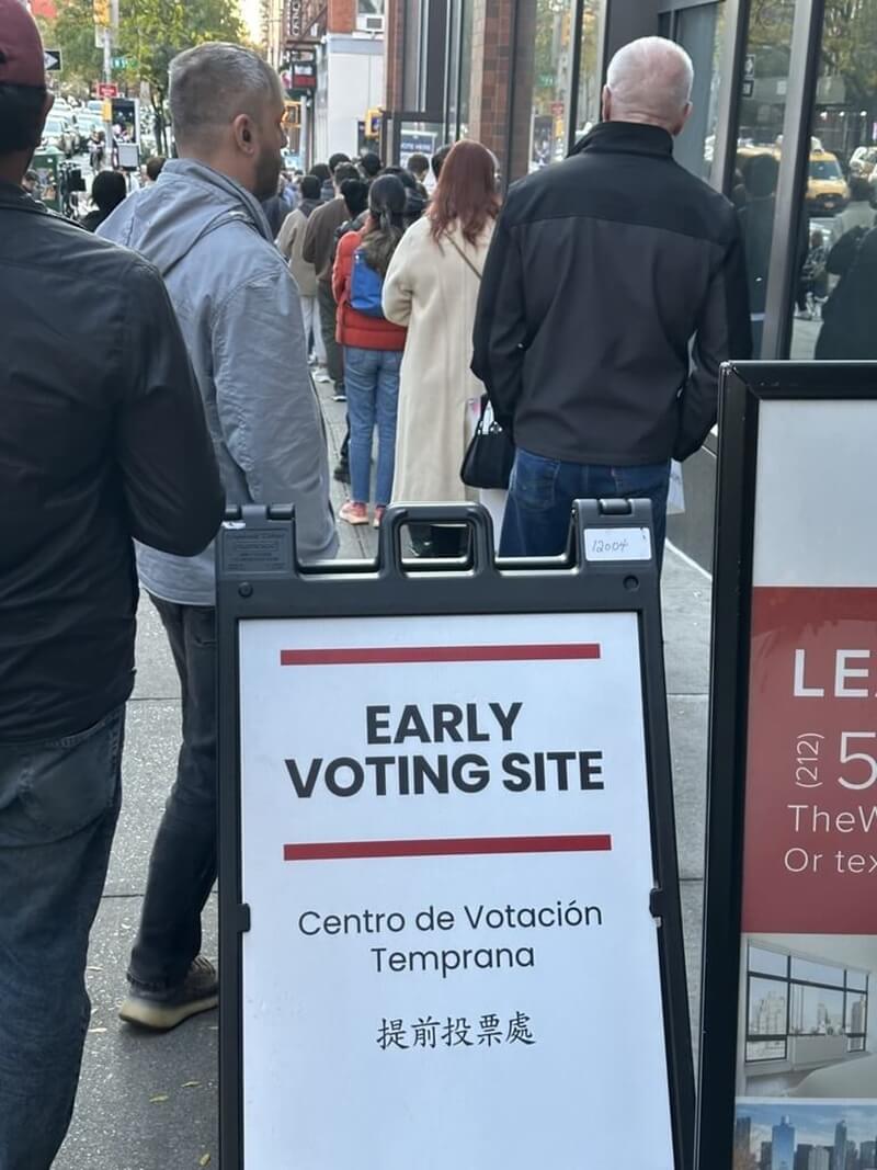 紐約市與維吉尼亞州、紐澤西州4日將舉行市長、州長選舉，提前與郵寄投票已經展開。圖為位於紐約曼哈頓一處投票所，不少選民週日排隊提前投票。中央社記者廖漢原紐約攝　114年11月3日