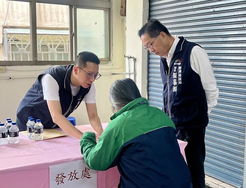 因應非洲豬瘟防疫，中央實施豬隻禁運禁宰措施，為協助傳統市場豬肉攤商因應營運壓力，台中市政府啟動補助金發放作業，4日持續辦理第2天發放，累計已有196攤受惠。（台中市政府提供）中央社記者郝雪卿傳真　114年11月4日