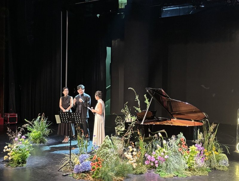 2日晚間，具濃厚台灣元素的「敦仁之歌」在河內悠揚響起，台灣當代作曲家創作難得登上越南舞台，創作者張玹（中）受邀到場分享。聽眾表示很感動，彷彿找到最沒有煩惱的自己。中央社記者曾婷瑄河內攝　114年11月4日