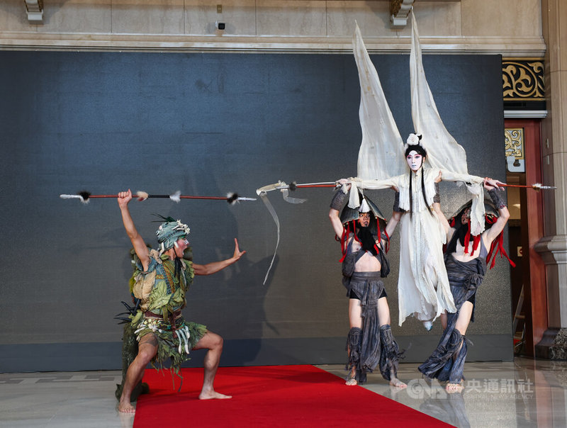 當代傳奇劇場「暴風雨」宣告記者會4日下午在國家戲劇院舉行，會中帶來精彩片段，邀請觀眾走進劇場看戲。中央社記者謝佳璋攝　114年11月4日