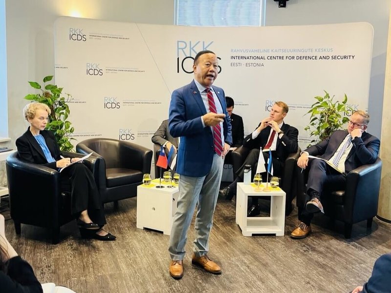 國防部軍政副部長柏鴻輝日前在愛沙尼亞公開演說，以「即便威脅不斷，台灣依然捍衛自由的天空」為題，就中國軍機侵擾台灣空域行為，與近期俄羅斯戰機闖入愛沙尼亞與多名北約會員國領空的情況做分析比較，並呼籲台愛兩國加強交流與合作。（國防部提供）中央社記者游堯茹維爾紐斯傳真 114年11月4日