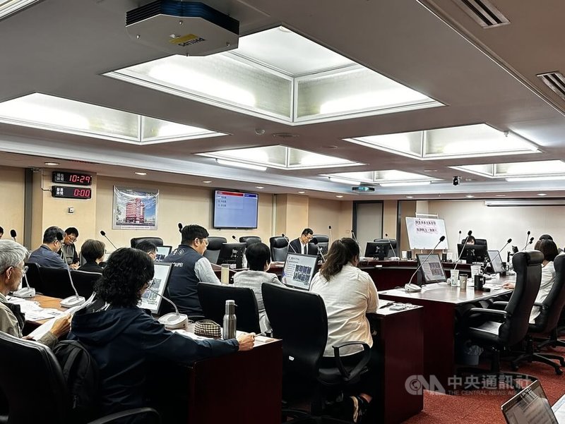 台北市議會警政衛生委員會4日召開廚餘處理方式及非洲豬瘟養豬廚餘緊急應變措施專案報告，議員認為市府查緝養豬廚餘過程不嚴謹，要求環保局改善。圖為委員會開會。中央社記者劉建邦攝　114年11月4日