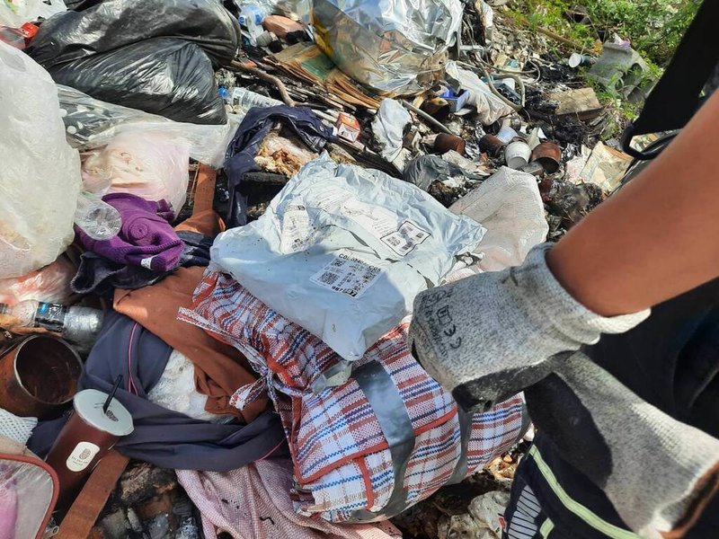 苗栗縣通霄、苑裡地區4天發生3起廢棄物火警案件,現場遺留大量衣物、私人信件等家庭垃圾或裝潢廢棄物,環保局將從中追查行為人開罰。(民眾提供)中央社記者管瑞平傳真 114年11月4日