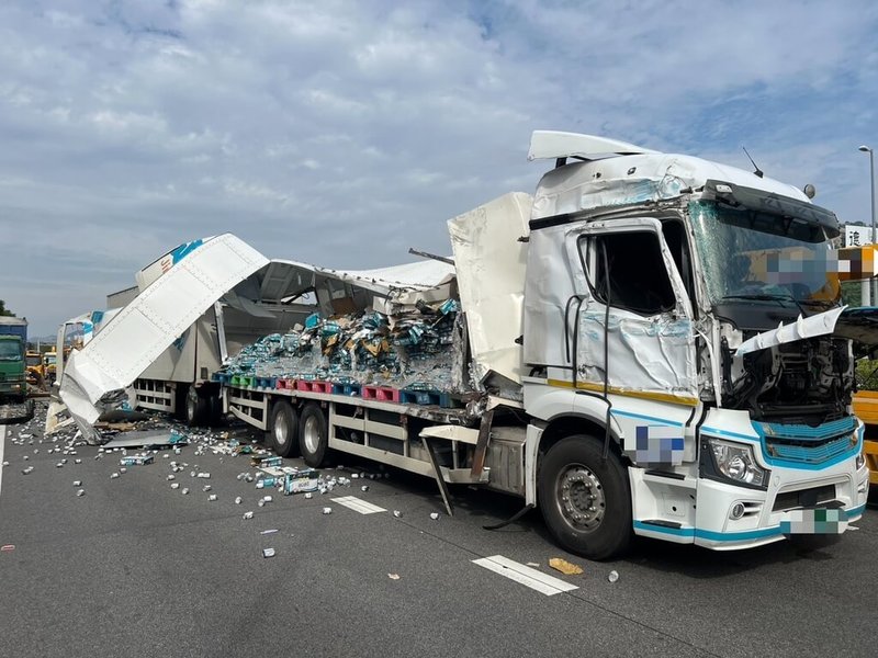 林姓男子駕駛半聯結車載運罐裝營養品，4日行經國道3號南向236.3公里處、南投縣名間鄉路段，碰撞外側路肩故障半聯結車，貨物再砸到路過小貨車，幸無人傷。（民眾提供）中央社記者蕭博陽南投縣傳真　114年11月4日