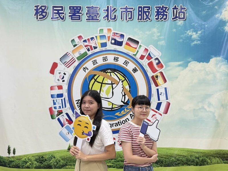 內政部移民署表示，北區事務大隊台北市服務站近日辦理「移民特考經驗分享會」，並邀請今年考上移民特考的上榜生孫詩涵（左）、劉琬柔（右）分享經驗。（移民署提供）中央社記者黃麗芸傳真　114年11月4日