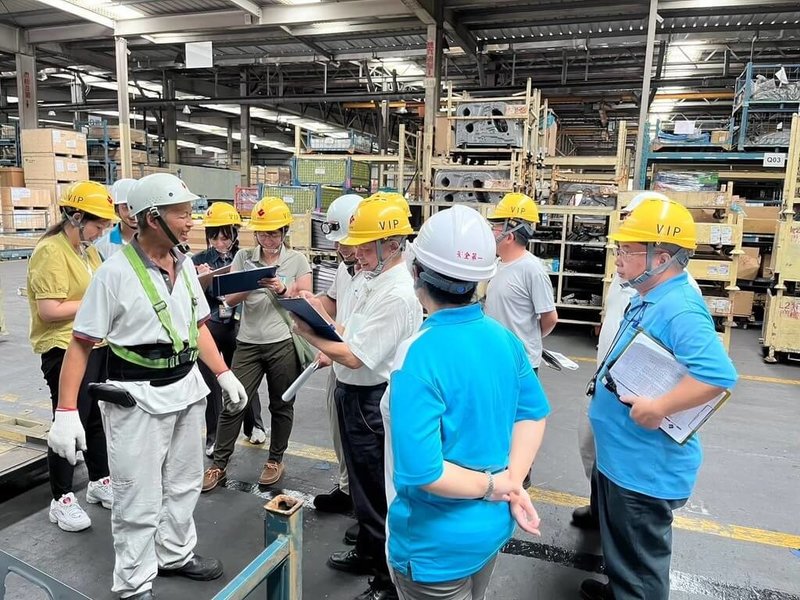 苗栗縣政府推動「優質企業 友善職場」評選，4日表揚33家企業，其中裕隆汽車憑藉在中高齡就業支持、健康照護與性別平等等面向表現亮眼獲獎。圖為評鑑委員針對中高齡員工進行輔具導入評估。（裕隆汽車提供）中央社記者管瑞平傳真　114年11月4日