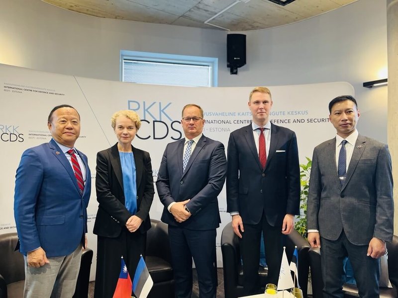 愛沙尼亞國防智庫「國際防禦及安全中心」（ICDS）10月30日舉辦會議，國防部軍政副部長柏鴻輝（左1）受邀擔任專題演講人，並與ICDS主任萊克（左2）、愛沙尼亞前海軍指揮官薩斯卡（中）、國會議員卡尤萊德（右2）以及中華民國國防部情研中心副主任潘俊光（右1）舉行共同座談。（國防部提供）中央社記者游堯茹維爾紐斯傳真 114年11月4日