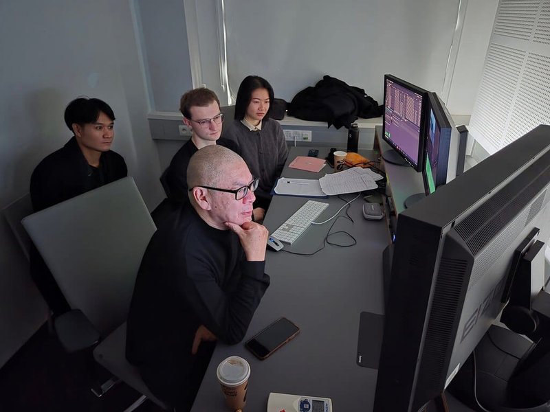 知名導演蔡明亮「行者」系列的最新作品「夜行」1日在捷克伊赫拉瓦影展首映。此次拍攝計畫為蔡明亮和捷克知名電影學院FAMU合作，讓學生參與剪接、聲音設計與調光等流程，團隊也來到捷克伊赫拉瓦小鎮取景。（汯呄霖電影提供）中央社記者劉郁葶布拉格攝　114年11月4日