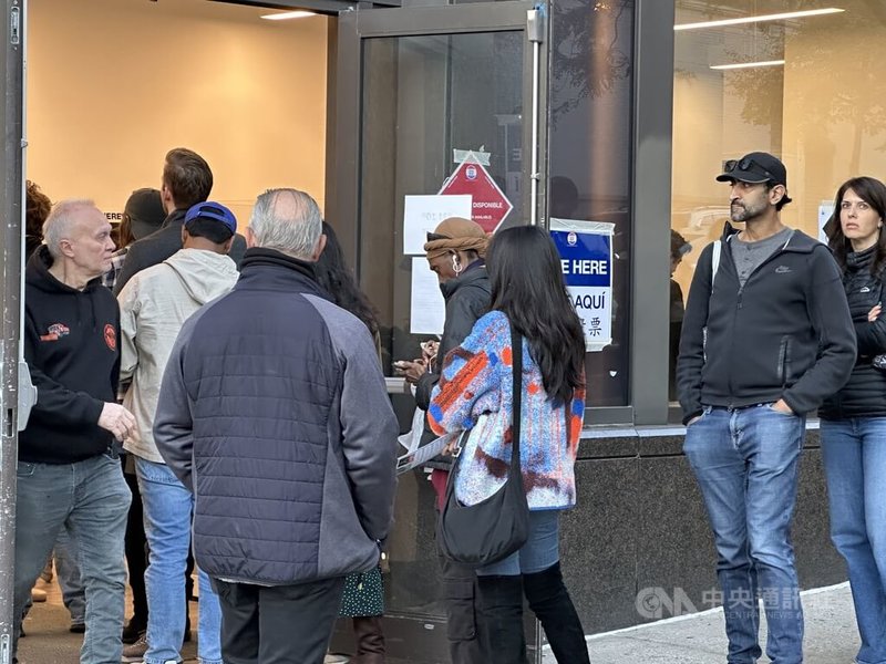 紐約市長選舉全美矚目，大批紐約市選民週末期間排隊提前投票，提前入櫃票數遠超過上屆市長選舉。圖為曼哈頓一處投票所。中央社記者廖漢原紐約攝　114年11月4日