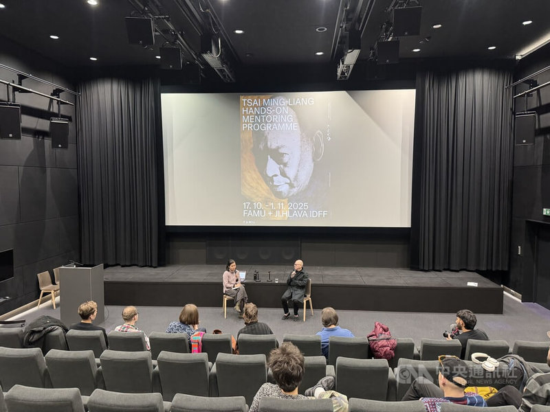 知名導演蔡明亮「行者」系列的最新作品「夜行」和捷克知名電影學院FAMU合作，讓台灣與捷克學生深度參與剪接、聲音設計與調光等流程，並在校內舉行試映會。中央社記者劉郁葶布拉格攝　114年11月4日