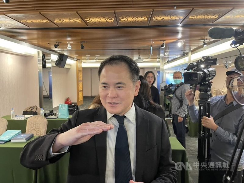 台灣機械工業同業公會4日舉行機械工業80年史發表會，公會理事長莊大立（圖）受訪表示，今年機械業出口值及產值可成長，業界不希望新台幣匯率大起大落，期盼緩升或緩降。 中央社記者鍾榮峰攝 114年11月4日