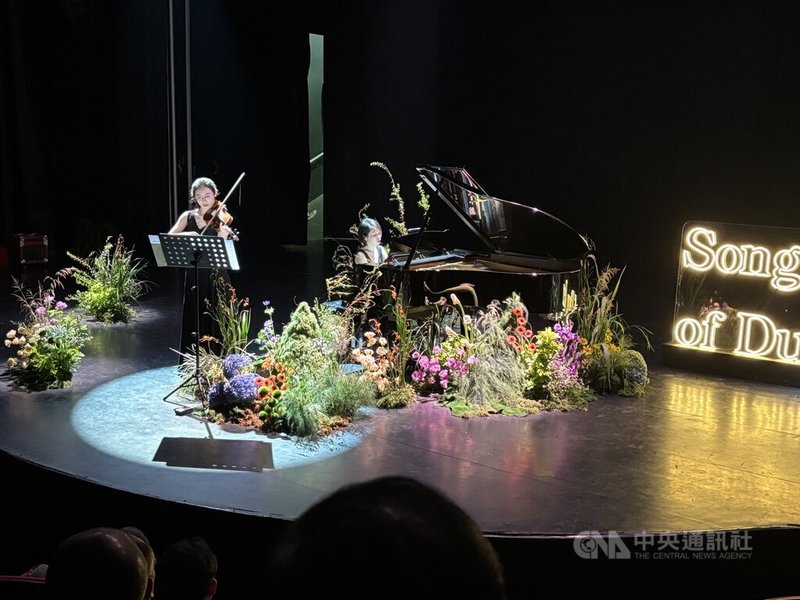 台灣古典當代作曲家張玹作品「敦仁之歌」2日受邀於河內登場，近300位聽眾共度美好的音樂之夜，享受旅越台灣鋼琴家廖歆巧和越南小提琴家黃胡慶雲美妙且療癒人心的二重奏。中央社記者曾婷瑄河內攝　114年11月4日