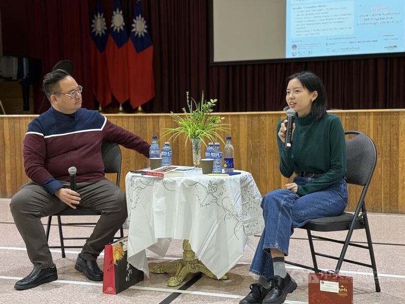 「台灣漫遊錄」英文版譯者金翎(右)與多倫多大學比較文學博士候選人兼講師慕夏(Matthew Mucha,左),在多倫多台北文化中心舉行「書蟲俱樂部」文學對談講座。中央社記者胡玉立多倫多攝 114年11月4日