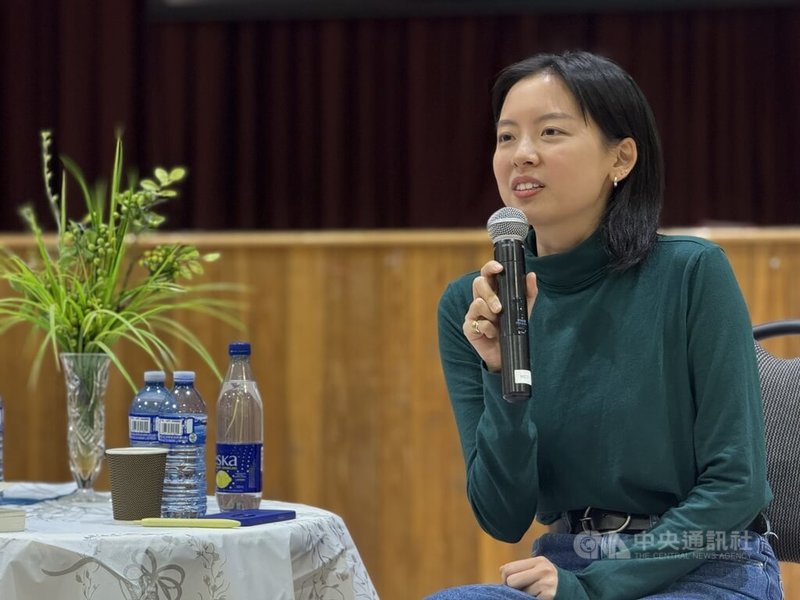台美作家兼譯者金翎在多倫多大學與多倫多台北文化中心共同舉辦的講座中,分享翻譯「台灣漫遊錄」心得,並暢談台灣文學的獨特性。中央社記者胡玉立多倫多攝 114年11月4日