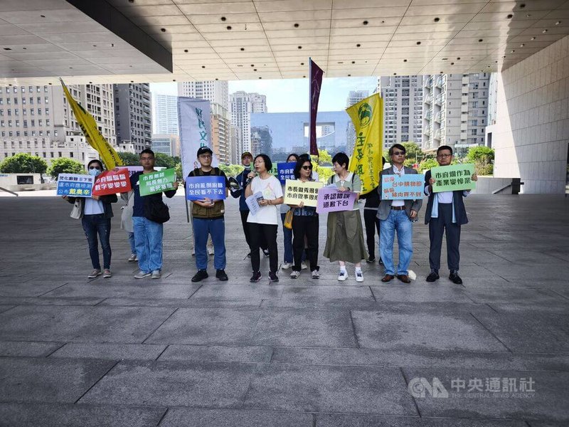 台中市養豬場爆非洲豬瘟疫情後，全面禁止廚餘養豬，多個環保團體4日到台中市政府廣場陳情，質疑「廚餘無過，過在人禍」，並批市府行政怠惰。中央社記者郝雪卿攝  114年11月4日