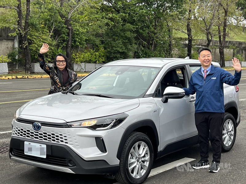 交通部115年5月起將實施高齡換照新制，由雙金歌王沈文程擔任代言人，4日記者會開場，由沈文程（左）開車載著交通部長陳世凱（右）進場。中央社記者黃巧雯攝　114年11月4日