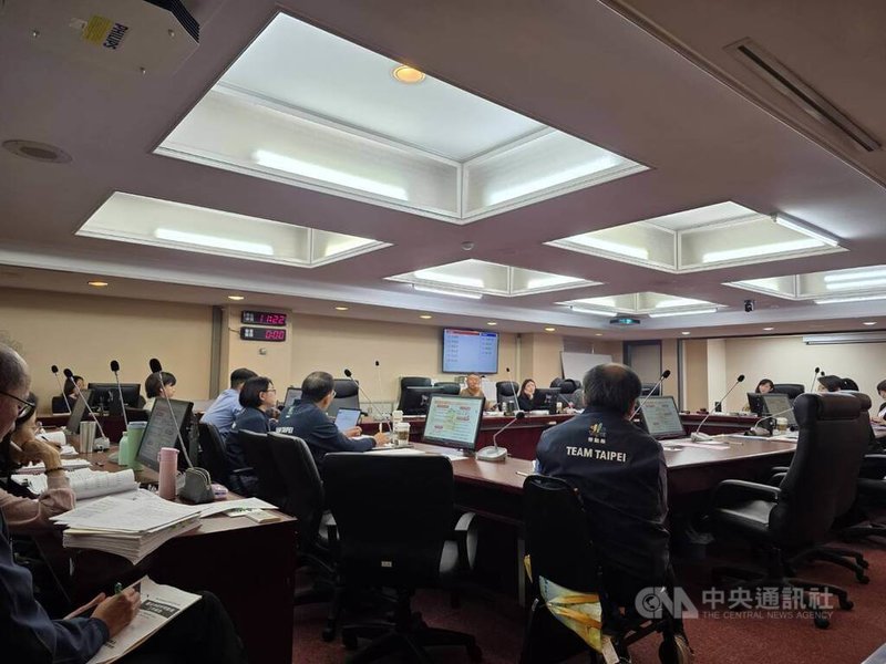 台北市議會民政委員會4日進行業務單位工作報告及詢答，議員質疑市府規劃托嬰中心監視器畫面保存時間太短，要求延長。圖為委員會開會情形。中央社記者劉建邦攝　114年11月4日
