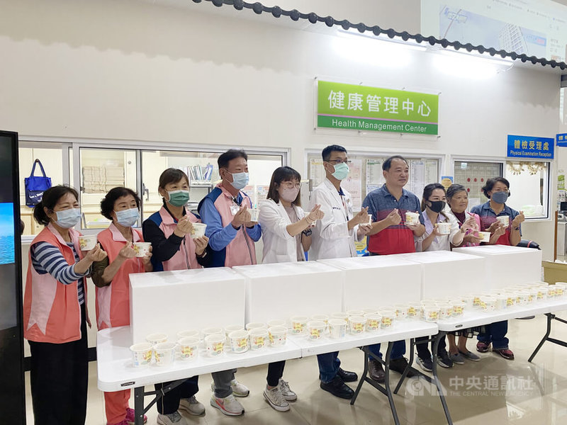 澎湖區漁會「鮮味傳愛」公益活動，4日以「澎湖優鮮」龍膽石斑烹煮的鮮魚湯，為澎湖醫院的醫護與病患補一下，同時發起「買魚頭捐30元」助社福單位，以實際行動關懷社會，溫暖人心。中央社   114年11月4日