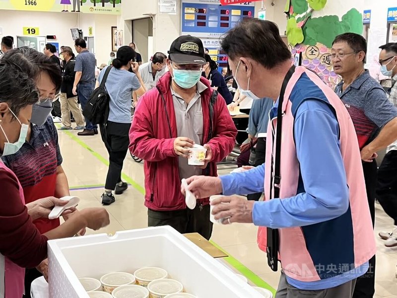 澎湖區漁會「鮮味傳愛」公益活動,4日以「澎湖優鮮」龍膽石斑烹煮的鮮魚湯,為澎湖醫院的醫護與病患補一下,同時發起「買魚頭捐30元」助社福單位,以實際行動關懷社會,溫暖人心。中央社   114年11月4日