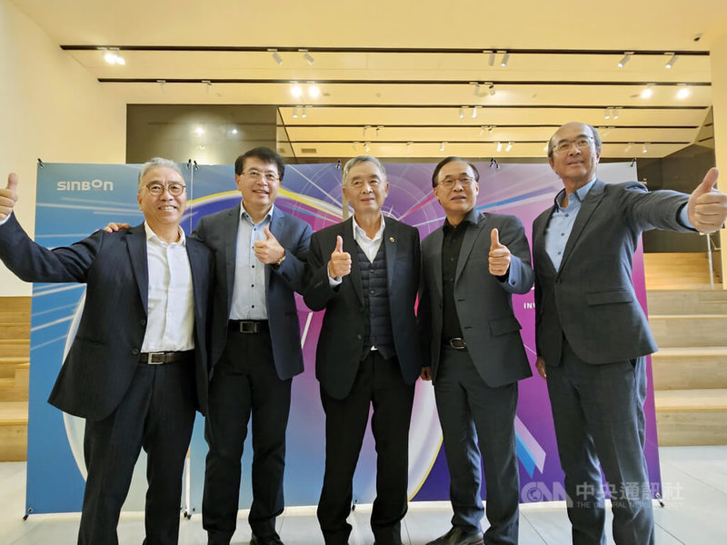 信邦董事長王紹新（中）和宇隆董事長劉俊昌（右2）4日宣布兩家公司策略合作，共同開拓機器人市場。中央社記者曾仁凱攝　114年11月4日