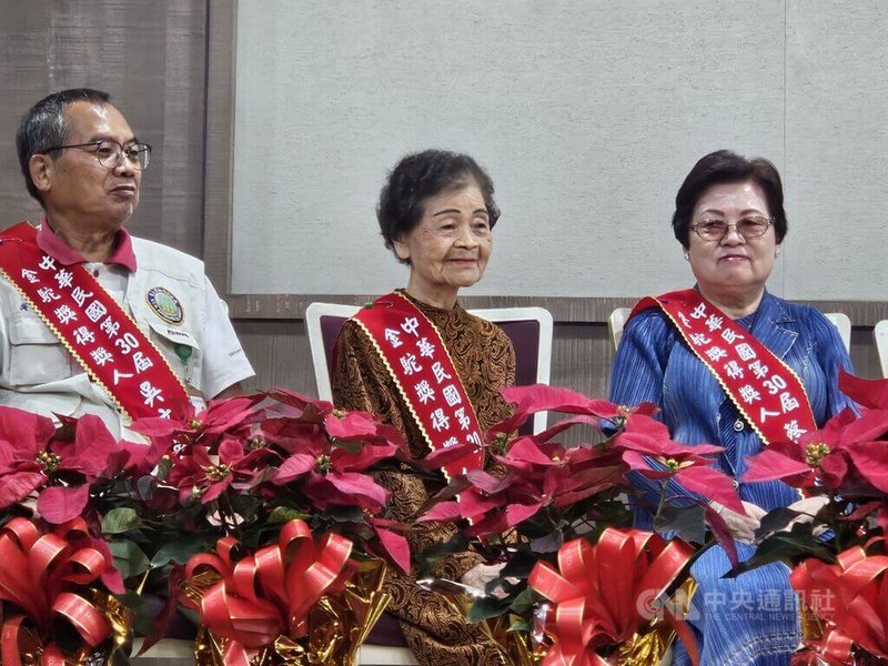 象徵全國志工最高榮耀的「金駝獎」4日在台北舉行頒獎典禮，獲獎者之一鄭彩鑾（左2）投身志工行列逾20年，92歲的她擅長進行社區健康篩檢、菸害防制及健口操推廣等宣導與催檢工作。中央社記者陳婕翎攝　114年11月4日