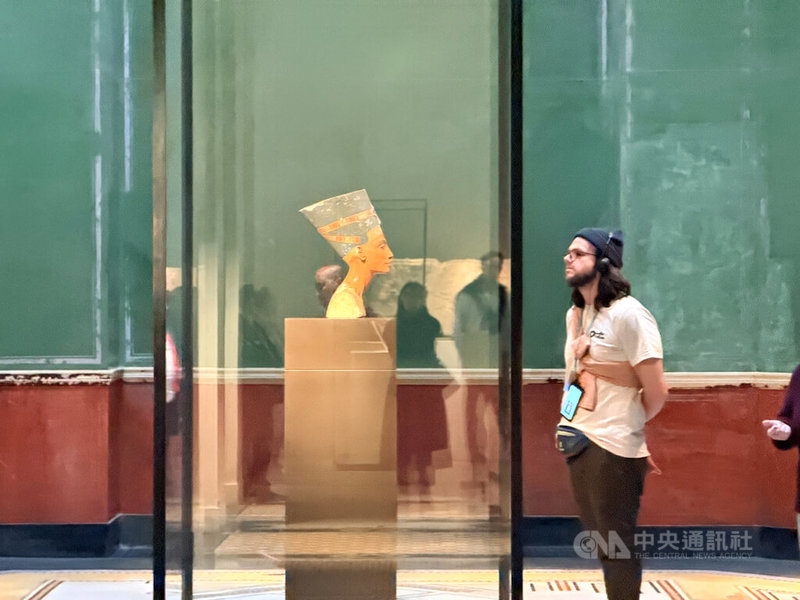 娜芙蒂蒂半身像由宮廷雕刻師杜特摩斯於約西元前1340年製作，現陳列於柏林新博物館玻璃展示櫃中，為保護展品，參觀民眾僅允許在展間外攝影。中央社記者林尚縈柏林攝　114年11月4日