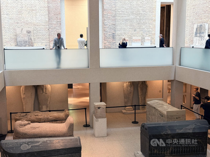 柏林新博物館館藏大量古埃及石棺、雕像與壁畫等文物，展區設計融入自然採光與開放動線，讓觀眾可從不同層面欣賞展品細節。中央社記者林尚縈柏林攝　114年11月4日