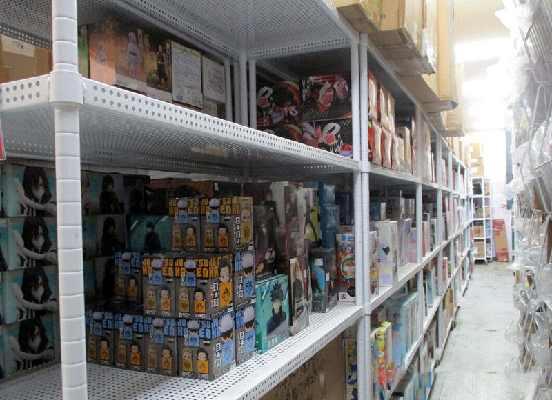 曾男多次無照駕駛違規,累積交通罰鍰約6萬元,因遲不繳納,遭強制執行,行政執行署嘉義分署則查封其倉庫內大量玩偶及公仔,將於11日變賣清償。(行政執行署嘉義分署提供)中央社記者黃國芳傳真 114年11月4日