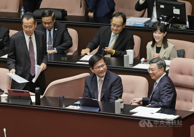 外交部長林佳龍（前中）日前替民進黨立委林岱樺宣傳造勢晚會，引發討論。林佳龍4日下午至立法院備詢，他會前受訪表示，他是對有志於服務人民的黨內同志表達加油。至於是否未來會幫忙林岱樺站台，他表示，「沒有」。中央社記者裴禛攝　114年11月4日