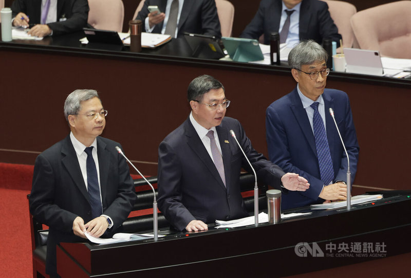 立法院會4日繼續進行施政總質詢，行政院長卓榮泰（中）、農業部長陳駿季（右）、經濟部長龔明鑫（左）同台備詢。中央社記者裴禛攝　114年11月4日