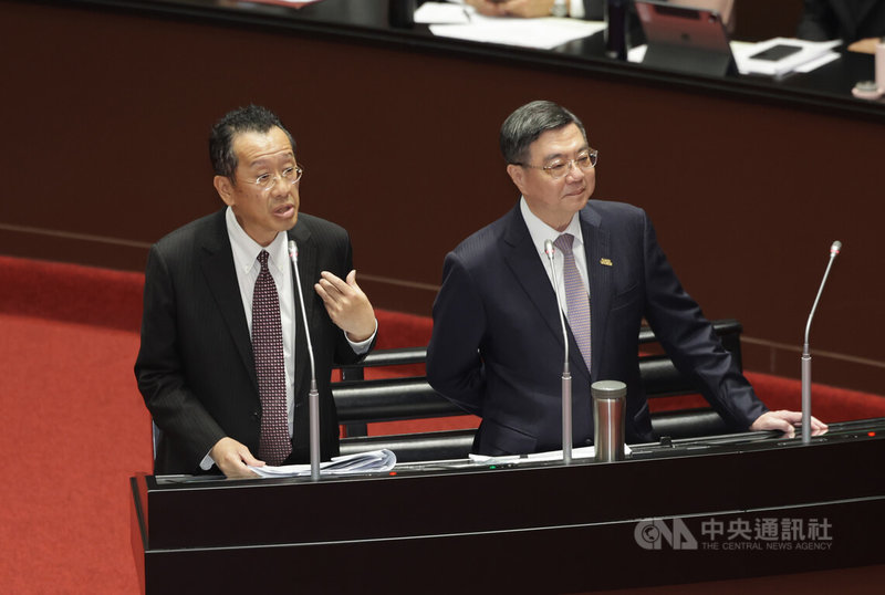 立法院4日邀請行政院長卓榮泰（右）進行施政報告並備詢，對於M1A2T戰車官兵配戴臂章字樣為Taiwan ARMY，而非ROC ARMY，國防部長顧立雄（左）答詢表示，M1A2T的「T」是台灣的意思，這是專門為台灣打造的戰車形式，臂章是紀念性質，且陸軍迷彩服上左胸都顯示為「中華民國陸軍」，為台澎金馬而戰的信念不會改變。中央社記者裴禛攝　114年11月4日