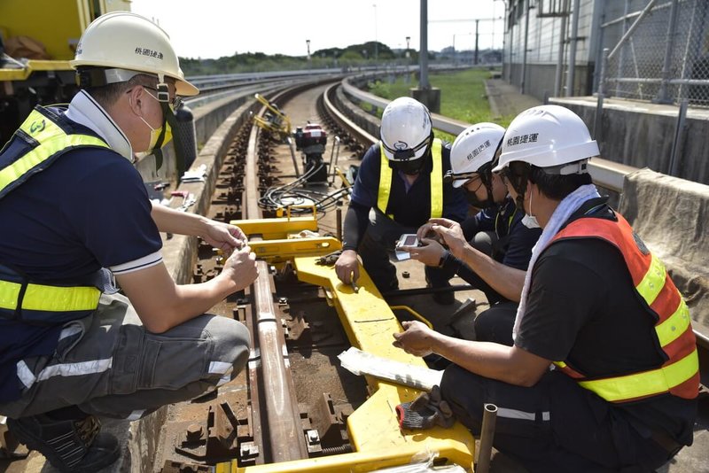 桃園捷運綠線預計115年底開通營運，桃園大眾捷運公司招募維修類技術員，具相關專業證照者通過資料審查後可免筆試，正式錄用者薪資約新台幣3萬8300元，另有各獎金全年合計最高達4.4個月。（桃園大眾捷運公司提供）中央社記者吳睿騏桃園傳真　114年11月4日