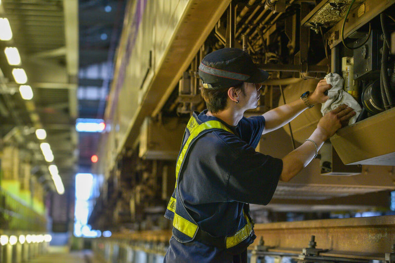 桃園大眾捷運公司徵維修技術員，具備穩定公營事業保障，新進人員需依勞動契約通過完整試用期後才完成正式錄用。試用期前90日薪資約新台幣3萬4600元，通過試用考核後調整至約3萬8300元；另視營運盈餘發給績效獎金，各獎金合計全年最高可達4.4個月。（桃園大眾捷運公司提供）中央社記者吳睿騏桃園傳真　114年11月4日