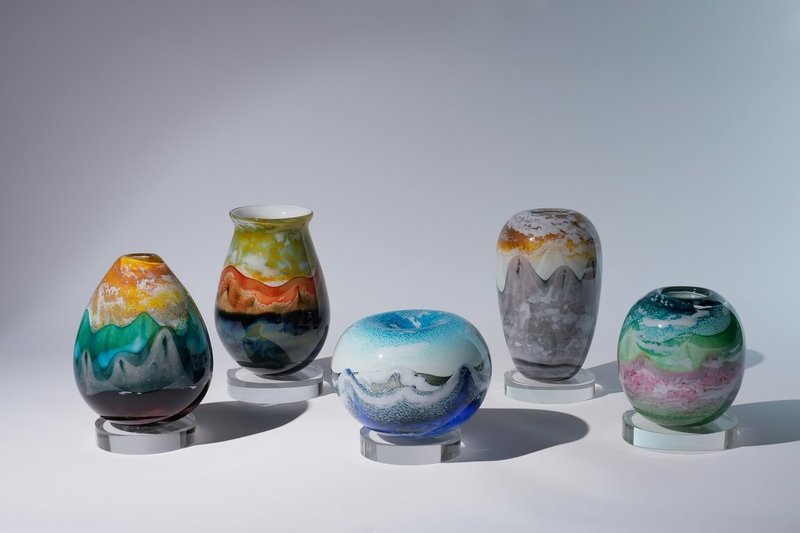 國立台灣工藝研究發展中心4日公布今年「台灣工藝獎」獲獎作品，創作獎工藝美術組一等獎作品「山岳琉韻」（圖）運用高溫吹製技法與多層色粉堆疊，使琉璃在流動與凝結之間，呈現山巒浮光掠影詩意。（工藝中心提供）中央社記者蕭博陽南投縣傳真  114年11月4日