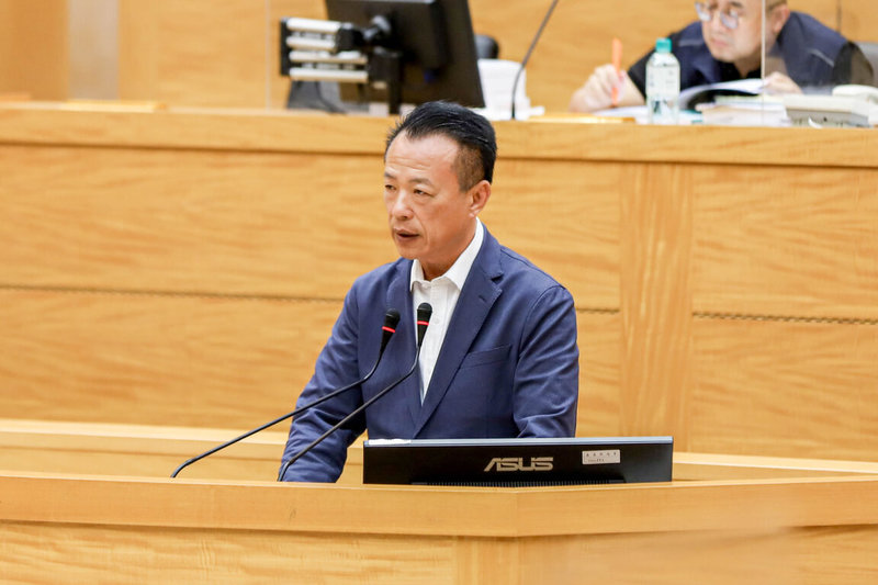 嘉義縣長翁章梁4日在嘉義縣議會施政總報告表示，嘉義縣以「高科技、工業、智慧農業與消費均衡發展」為核心，創造經濟效益，2025年到2035年將是嘉義縣黃金10年。（嘉義縣政府提供）中央社記者蔡智明傳真 114年11月4日