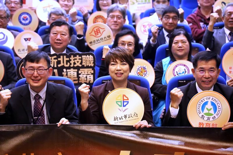 新北市府4日舉辦「Future AI 2025新北市未來AI技職教育國際研討會」，邀國內外產官學研專家共同探討，強調未來將持續以AI教育為引擎，推動技職教育升級轉型。圖為前教育部長潘文忠（前右）、市府副秘書長龔雅雯（前右2）合影。（新北市府提供）中央社記者黃旭昇新北傳真    114年11月4日