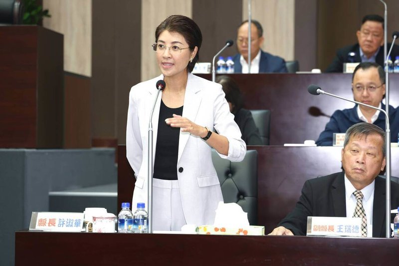 南投縣長許淑華（前左）4日在議會縣政總質詢時表示，縣府已將新台幣91億元負債全數償還，在無債務壓力下，南投縣老人健保費由縣府全額負擔，樂觀預期115年3月、4月順利獲縣議會支持通過後著手辦理，全縣將有超過10萬名長輩受惠。（南投縣政府提供）中央社記者蕭博陽南投縣傳真　114年11月4日