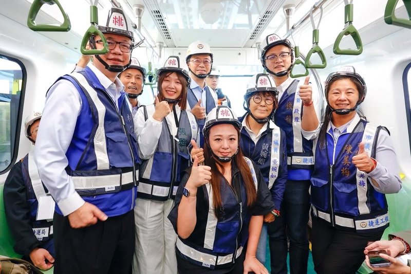 桃園捷運綠線坑口至藝文特區北段7站預計民國115年通車，4日擴大進行北段5站高架路段動態測試，桃園市長張善政（左4）與民意代表也參與試乘。（桃園捷運工程局提供）中央社記者葉臻傳真　114年11月4日